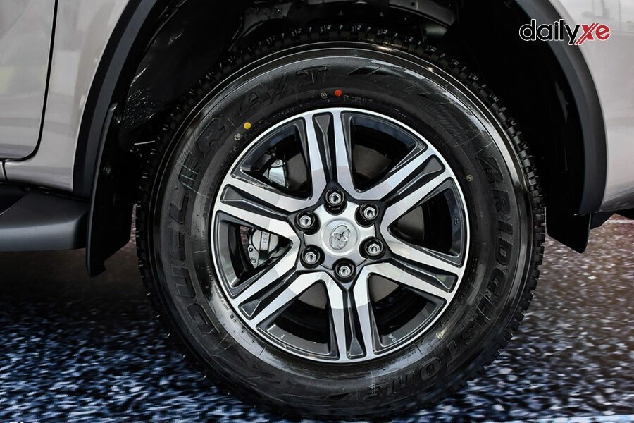 Toyota Fortuner Legender 2.4AT 4x2 - Hình 7 Toyota Fortuner Legender 2.4AT 4x2 - Hình 7