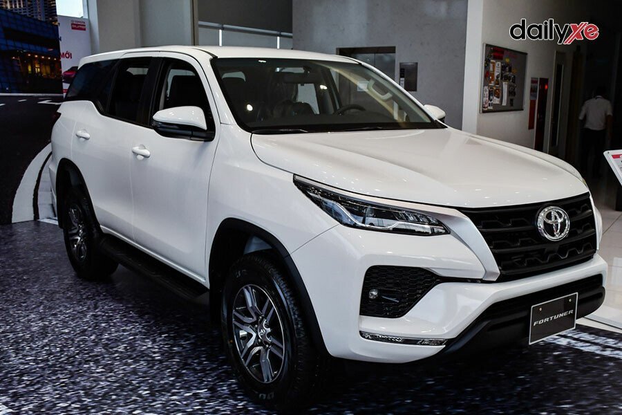 Toyota Fortuner Legender 2.8AT 4x4 - Hình 1