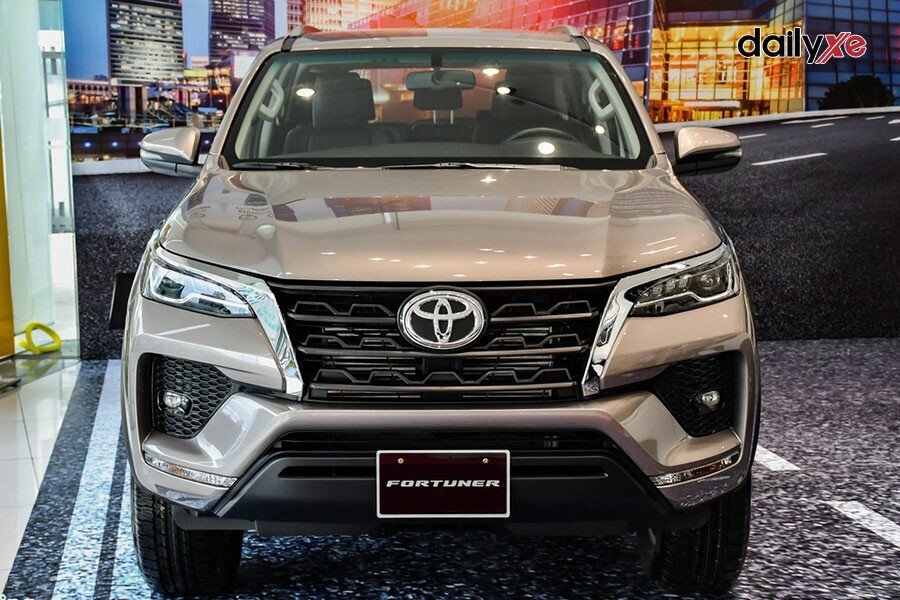 Toyota Fortuner Legender 2.8AT 4x4 - Hình 3