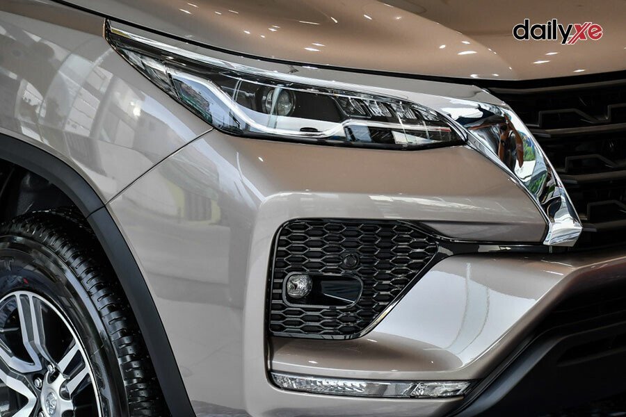 Toyota Fortuner Legender 2.8AT 4x4 - Hình 4