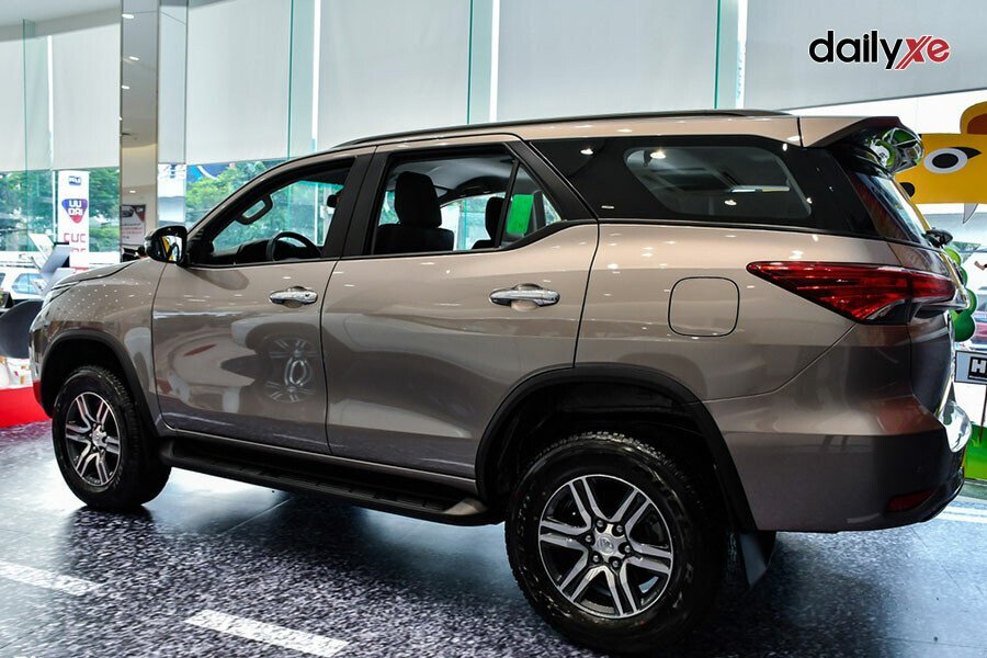 Toyota Fortuner Legender 2.8AT 4x4 - Hình 6